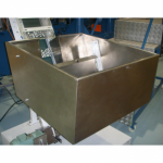 ถังสแตนเลสสำหรับเก็บงานก่อนจะถูกลำเลียงป้อนเข้าเครื่องจักร - บริษัท วี พี เอ็น เอ็นจิเนียริ่ง แอนด์ ซัพพลาย จำกัด